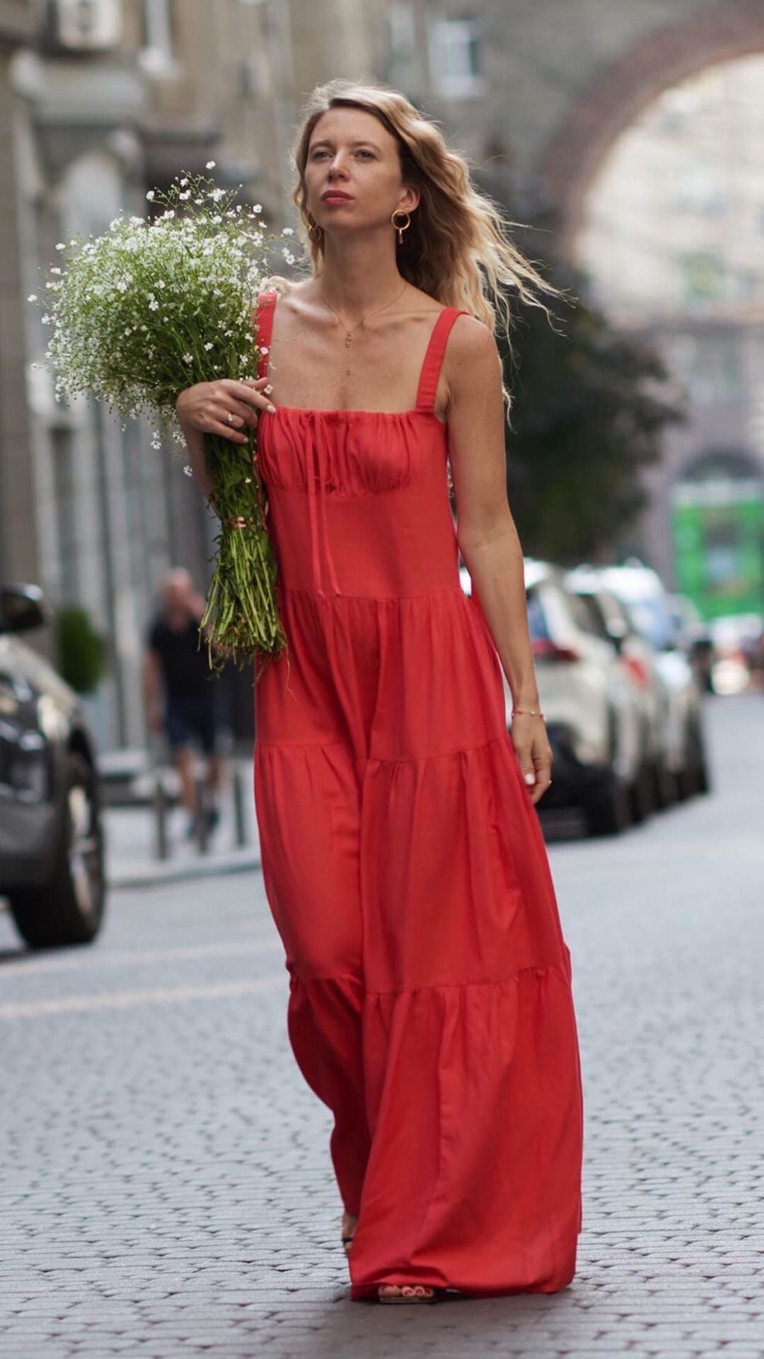 Maxi vestido rojo de lino con espalda abierta