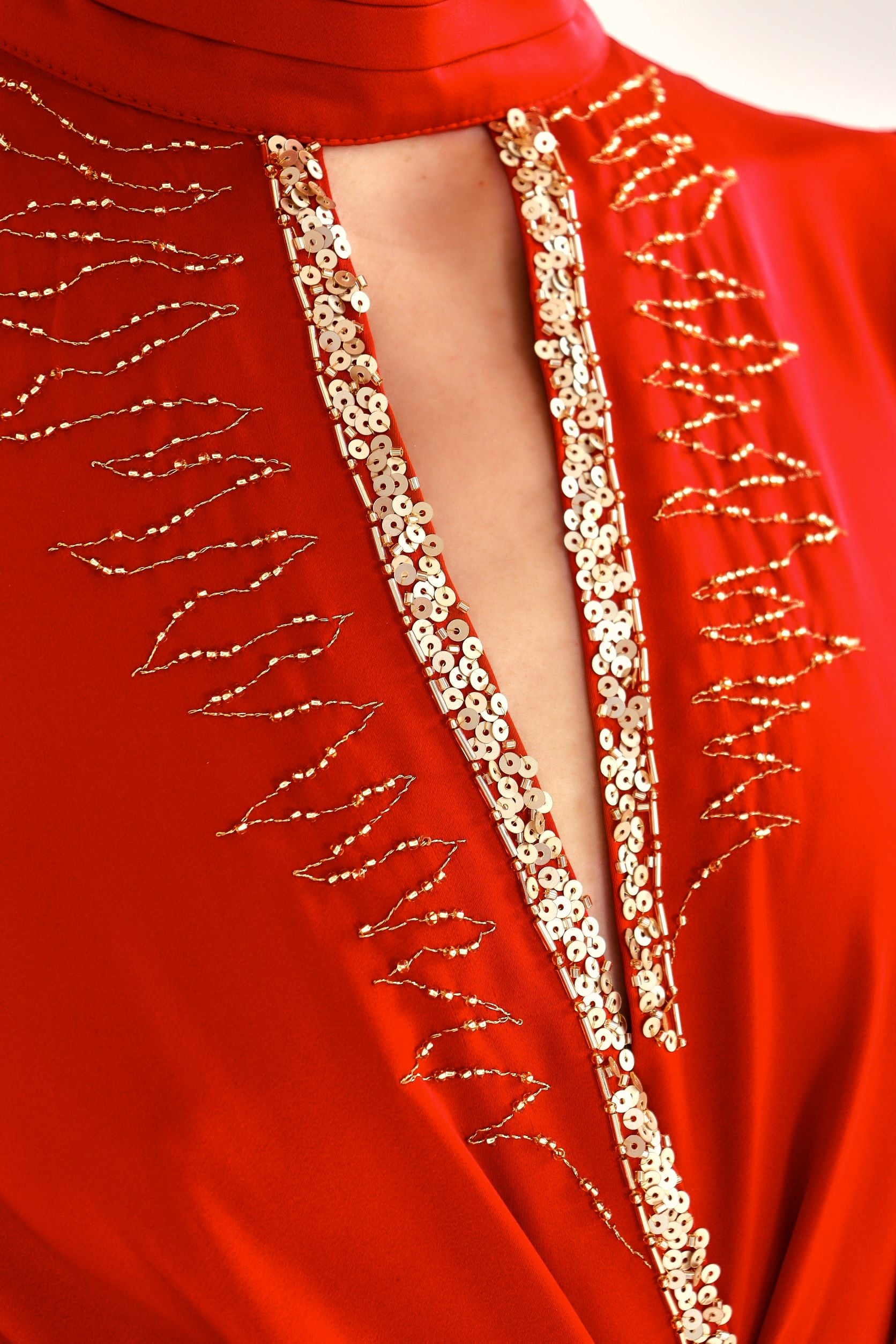 Vestido rojo con bordado a mano